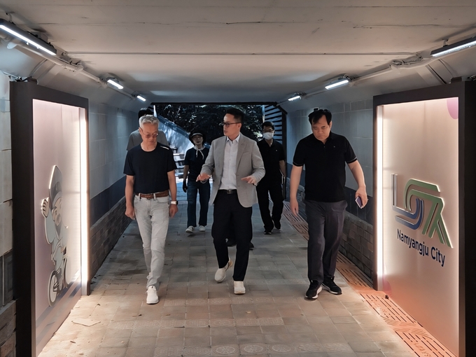 다산행정복지센터가 ‘도농사거리 보행통로 환경개선사업’의 공사를 마무리하고, 지역주민과 함께 현장 준공확인 방문을 실시했다.(사진=남양주시 제공)