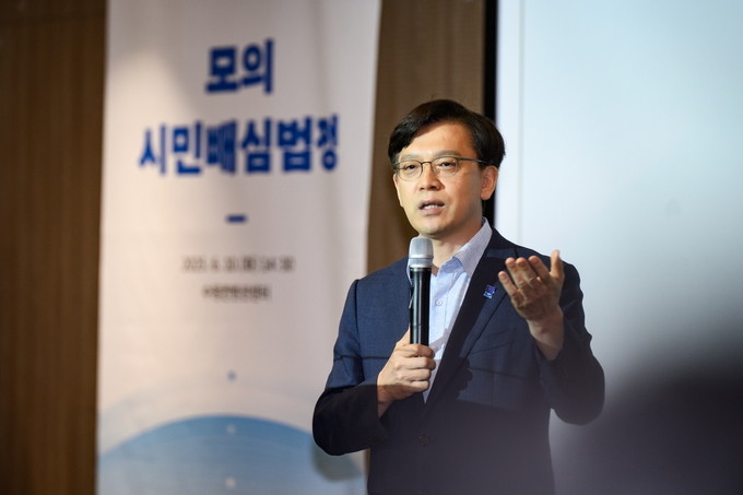 지난 10일 열린 '모의 시민배심법정'에서 현근택 수원시 제2부시장이 인사말을 전하고 있다. (사진=수원시 제공)