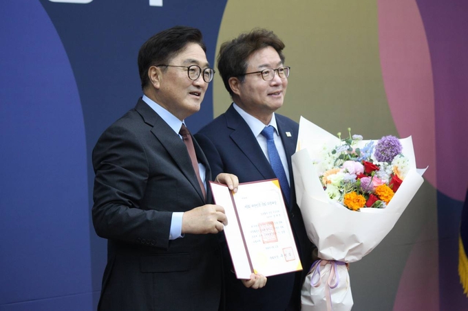 염태영(민주·수원무) 의원이 11일 국회에서 열린 제2회 대한민국 국회 의정대상 시상식에서 경제분야 우수 법률안 발의 국회의원으로 선정돼 ‘국회 의정대상’을 수상한 뒤 우원식 국회의장과 기념사진을 찍고 있다. (사진=염태영 의원실 제공)