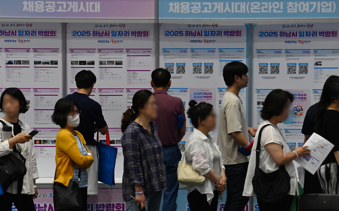 11일 하남시 하남종합운동장제2체육관에서 열린 '2025 하남시일자리박람회'에서 시민들이 구직활동을 하고 있다.