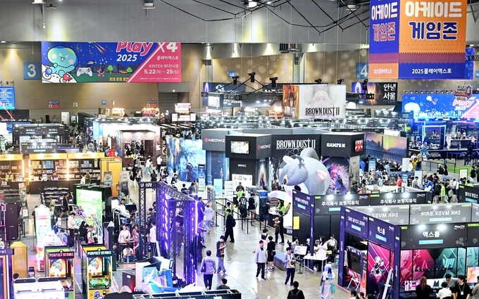 킨텍스가 GTX-A노선의 개통으로 전시뿐만 아니라 게임, 공연 등으로 확대하는 대전환기를 맞고 있는 가운데 지난달 열린 2025 플레이엑스포’에 많은 관람객들이 전시장을 둘러보고 있다. (사진=킨텍스 제공)<br>
