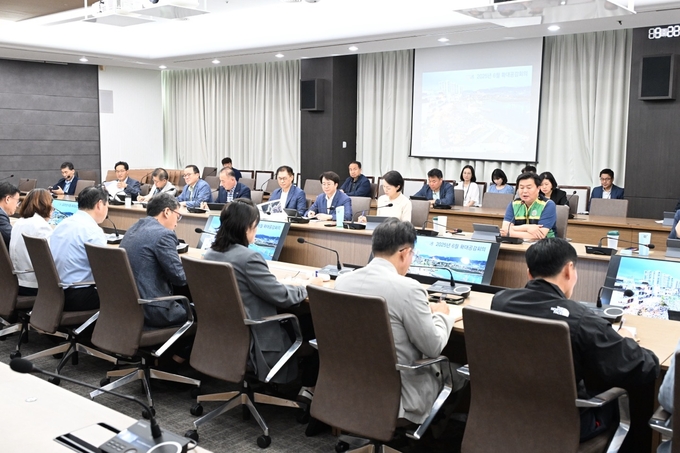 임병택 시장은 지난 11일 시청 글로벌센터에서 열린 확대공감회의에서 “재난 대응은 일시적 조치가 아닌, 사람의 생명을 지키는 지속적이고 실질적인 노력”이라며 “현장 중심의 선제 대응과 행정의 빈틈없는 역할이 중요하다. 모든 부서가 시민 안전을 최우선 가치로 삼아 실효성 있는 대응체계를 갖춰달라”라고 말했다. (사진=시흥시 제공)