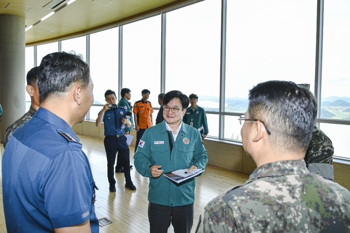 김병수 김포시장이 통합방위협의회를 마치고 최영길 해병대 제2사단장과 대화를 하고 있다. (사진=김포시청 제공)