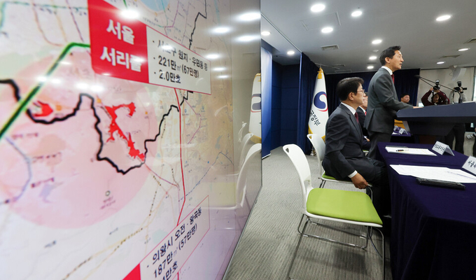 오세훈 서울시장이 지난해 11월 5일 오전 정부서울청사에서 열린 국토부·서울시·경기도, 수도권 그린벨트 해제 합동 브리핑에서 취재진 질문에 답하고 있다. (사진=연합뉴스 제공)