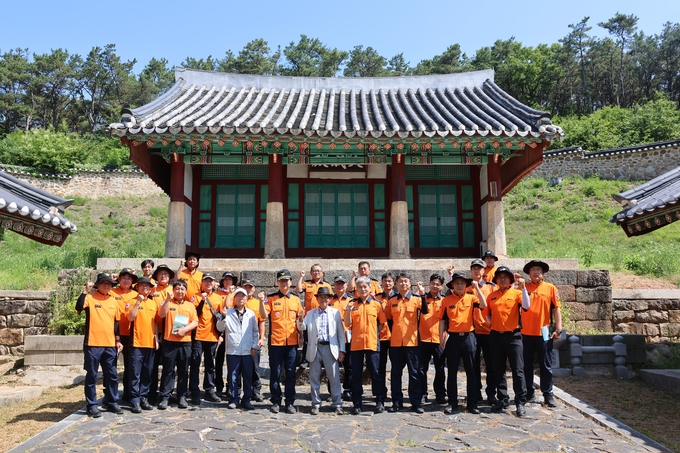 김포소방서 보직간부들이 문화탐방에 통진향교를 방문 기념 사진을 찌고 있다. (사진=김포소방서 제공)
