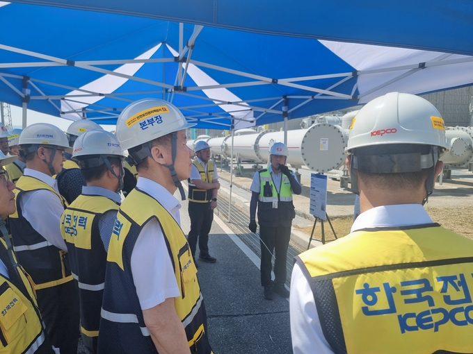 지난 11일 한국전력공사 경기본부 765kV 신안성변전소 집중안전점검에서 민관합동점검단이 점검을 진행하고 있다. (사진=한국전력공사 경기본부 제공)
