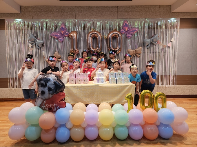 학운초, 유·초 이음 ‘입학 100일 축하하는 자리에 유치원생들의 받아 든 선물 앞에 두고 기념사진을 찍고 있다. (사진=김포교육지원관리청제공)