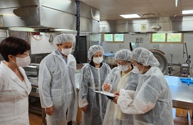 광주하남교육지원청이 2025년 간부 공무원 학교급식 특별 위생·안전 점검을 하고 있다(사진=교육지원청 제공)