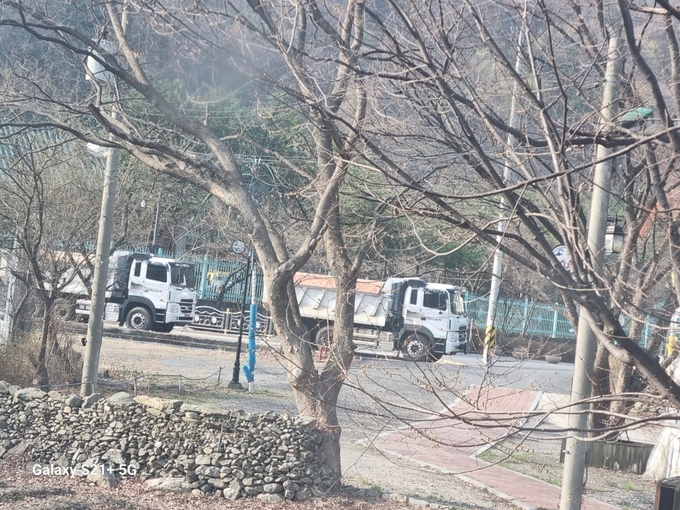 지난 4월 초부터 베알미동 77 15 일대로 흙을 실은 덤프 트럭들이 이동하고 있다. (사진=독자 제공)