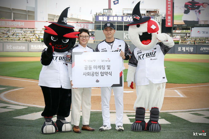 11수원 KT위즈파크에서 진행된 '공동 마케팅 및 사회공헌 협약식'에 참석한 이종학 가보정 대표(왼쪽)와 KT 위즈 장성우가 기념사진을 찍고 있다. (사진=KT 위즈 제공)