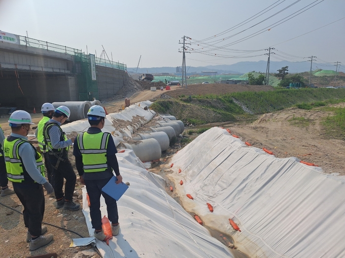 전문가들이 고당천 교량2교 하천 주변을 점검하고 있다. (사진=경기도 제공)