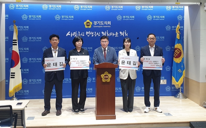윤태길(국힘·하남1·가운데) 경기도의원이 12일 경기도의회에서 열린 기자회견에서 경기도의회 국민의힘 대표의원 선거 후보 출마 입장을 밝히고 있다. 왼쪽부터 윤충식(포천1)·심홍순(고양11)·윤태길·이인애(고양2)·김완규(고양12) 경기도의원. (사진=나규항 기자)