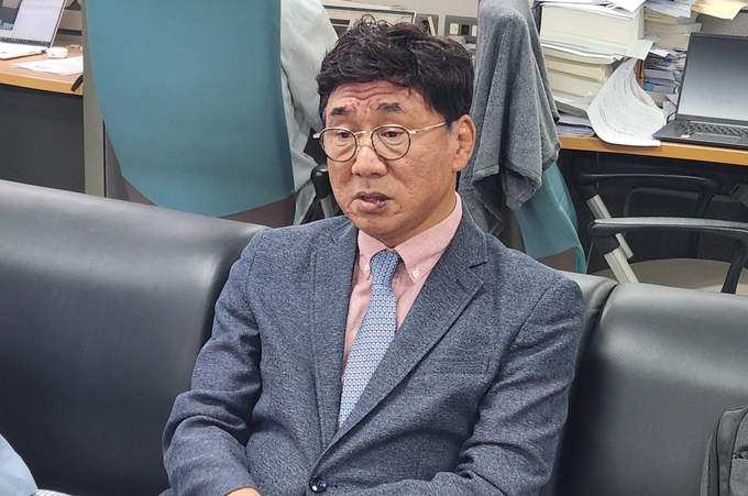 12일 인천시청 기자실에서 고남석 더불어민주당 인천시당위원장이 기자간담회를 진행하고 있다. ( 사진 = 박지현 기자 )