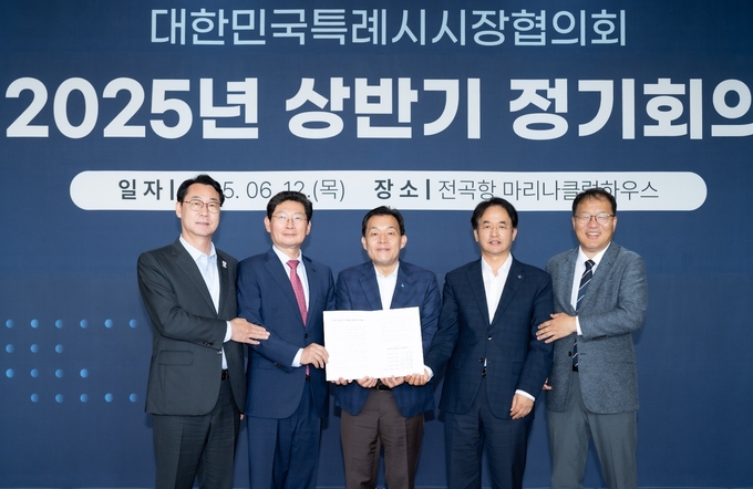 12일 정명근 화성시장(왼쪽부터), 이상일 용인시장, 이재준 수원시장, 이동환 고양시장, 장금용 창원시장 권한대행이 건의문에 서명한 후 기념촬영을 하고 있다. (사진=수원시 제공)
