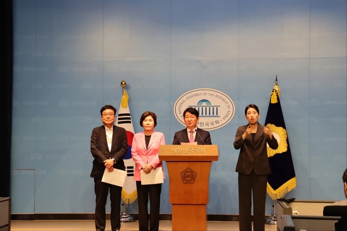 (왼쪽부터) 서범수·조은희·권영진 의원이 12일 국회 소통관에서 의원총회 소집을 요구하는 ‘당의 혁신을 바라는 재선의원 모임’ 입장문을 발표하고 있다. (사진=권영진 의원실 제공)