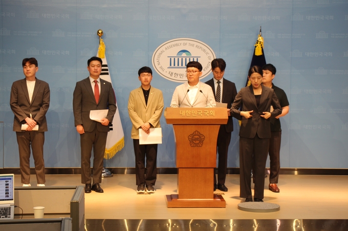 국민의힘 청년 당직자들이 12일 국회 소통관에서 기자회견을 열고 있다. (사진=국민의힘 제공)