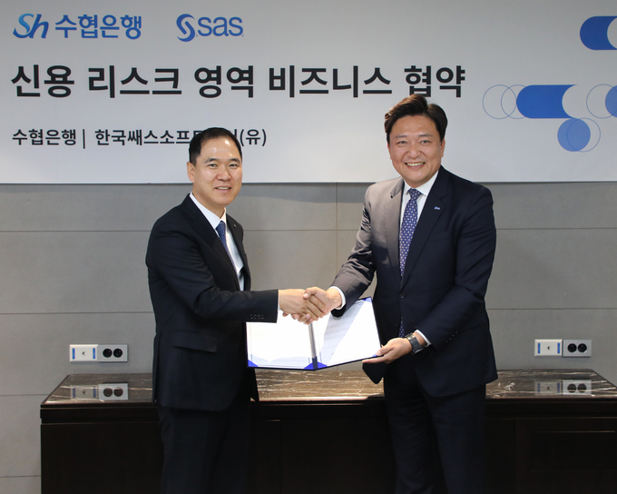 신학기 Sh수협은행장(왼쪽)과 이중혁 SAS코리아 대표가 지난 5월 19일 신용리스크 협업 프로젝트 추진 업무협약을 체결하고 기념촬영을 하고 있다. (사진=Sh수협은행 제공)