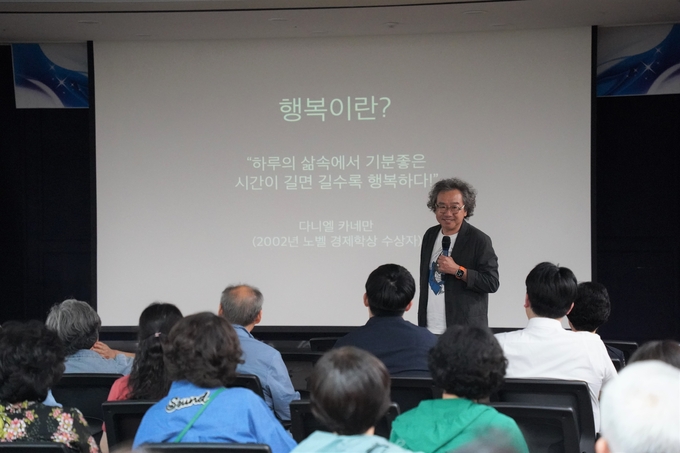 수원축산농협 본점 청사 대회의실에서 지역 주민 및 임직원 100여 명이 참석한 가운데 '비전 토크'가 진행되고 있다. (사진=수원축산농협 제공)
