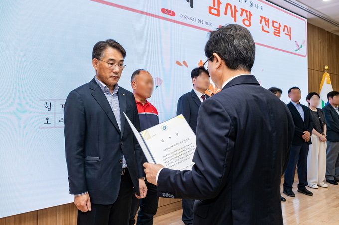 김상덕 KB국민은행 업무지원본부장이 지난 11일 영등포구청 별관에서 열린 '2025 희망온돌 따뜻한겨울나기 우수기부자 감사장 전달식'에서 감사장을 받고 있다. (사진=KB국민은행 제공)