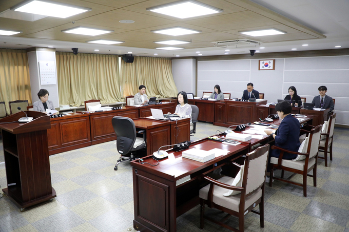 수원시의회 환경안전위원회가 제393회 제1차 정례회 중 조례안을 심사하고 있다. (사진=수원시의회 제공)