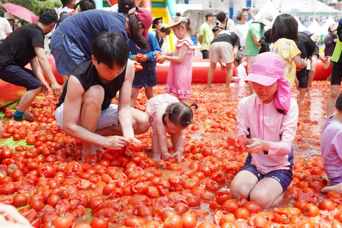 토마토 풀장을 찾은 가족들의 모습. (사진=광주시 제공)