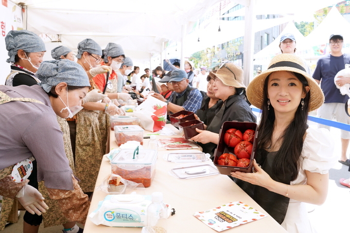 향사장에서 토마토로 놀고, 먹고, 배우고, 만드는 프로그램 참여자들 모습. (사진=광주시 제공)