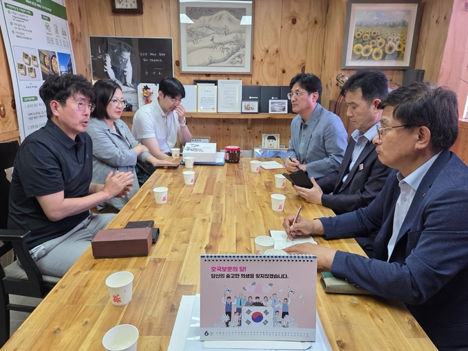 김포시농업기술센터 두정호 소장(오른쪽 중앙)이 김포고촌농협 본점(신곡리)에서 콩 업무에 관한 협의회를 하고 있다. (사진=김포농업기술센터 제공)