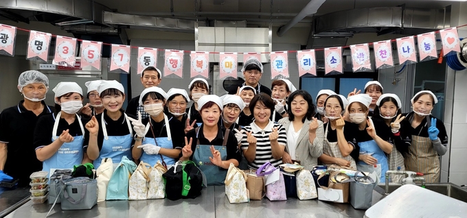 광명시 마을자치센터 행복마을관리소가 반찬 나눔을 하는 모습. (사진=광명시 제공)