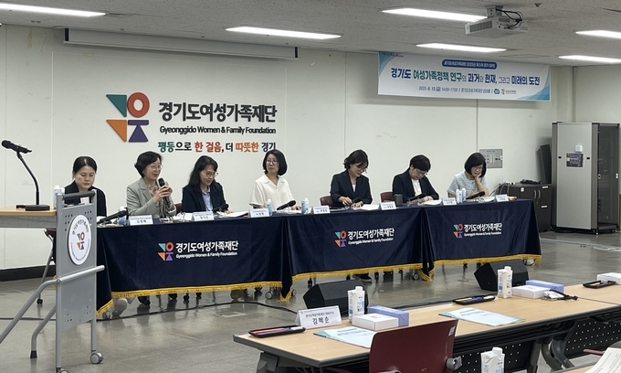 지난 13일 경기도여성가족재단서 개최된 '경기도여성가족재단 2025년 제3차 경기 GPS'에서 정기선 서울대학교 사회발전연구소 객원연구원이 발표하고 있다. (사진=류초원 기자) 