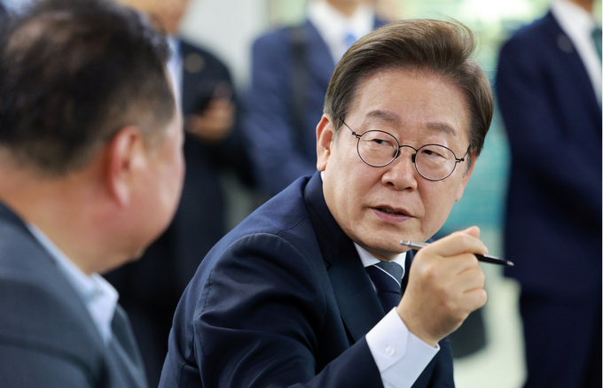 이재명 대통령이 지난 13일 경기도 파주시 장단면 행정복지센터에서 접경지 주민 간담회를 하고 있다. (사진=연합뉴스)