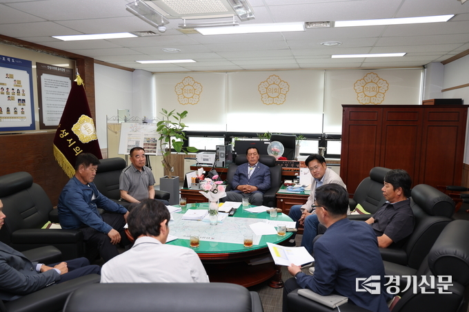 안성시의회 안정열 의장과 최호섭 운영위원장, 박근배 시의원이 건설기계연합회 안정훈 회장과 임원진 3명과 간담회를 진행하고 있다(사진=안성시의회 제공)