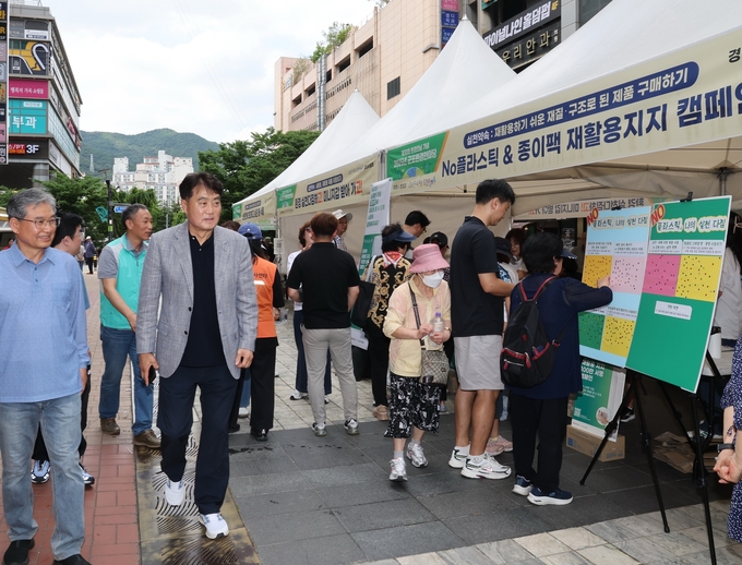 14일 군포시 산본로데오거리에서 열린 환경한마당 행사. 하은호 군포시장(왼쪽 두 번째)이 행사장을 둘러보고 있다. (사진=군포시 제공)