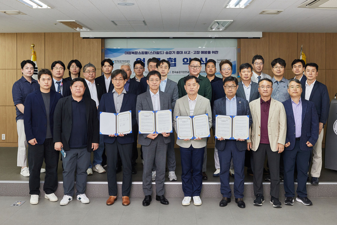 신세계프라퍼티가 지난 13일(금) 한국승강기안전공단과 함께 진행한 ‘승강기 중대 사고 예방 및 안전관리 강화를 위한 업무협약식‘에서 기념사진을 촬영하고 있다. (사진=신세계프라퍼티 제공)