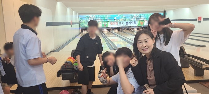 경민IT고등학교 사제동행 프로그램 볼링 활동에 학생과 교사가 참여하고 있다. (사진=경민IT고등학교 제공)
