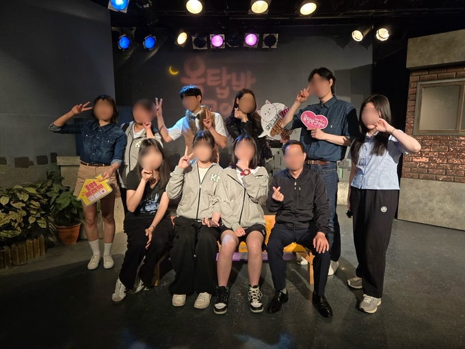 경민IT고등학교 사제동행 프로그램에 참여한 학생들이 연극 공연을 관람한 후 기념사진을 촬영하고 있다. (사진=경민IT고등학교 제공)