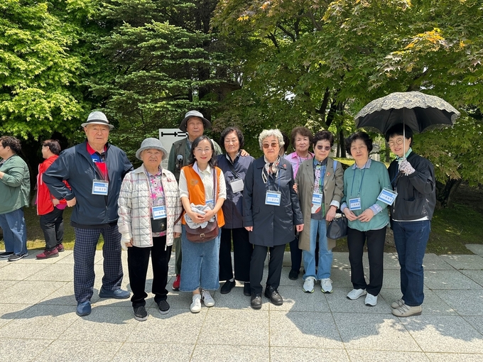 주택관리공단 산본주몽1단지에 거주하는 독거어르신들이 가평 아침고요수목원에서 숲 체험 을 마치고 기념촬영 모습. (사진=주택관리공단 제공)