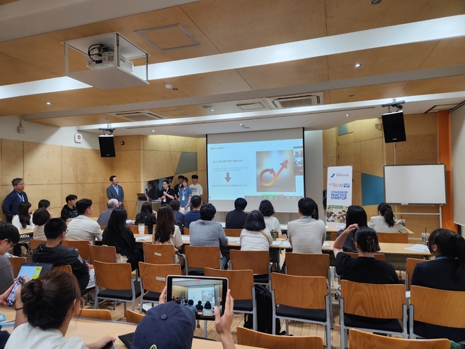 파주 꿈함성 공유학교 2.0 모의창업 기본과정 프로그램인 ‘모의투자 발표회’에 참가한 학생들이 자신들이 개발한 아이템을 설명하고 있다.(사진=파주교육청 제공)<br>

