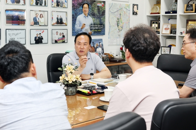 이권재 오산시장이 동탄2 초대형 물류센터건립과 관련 오산·동탄 비상대책위원회(이하 비대위)와 간담회를 진행하는 모습.(사진=오산시 제공)