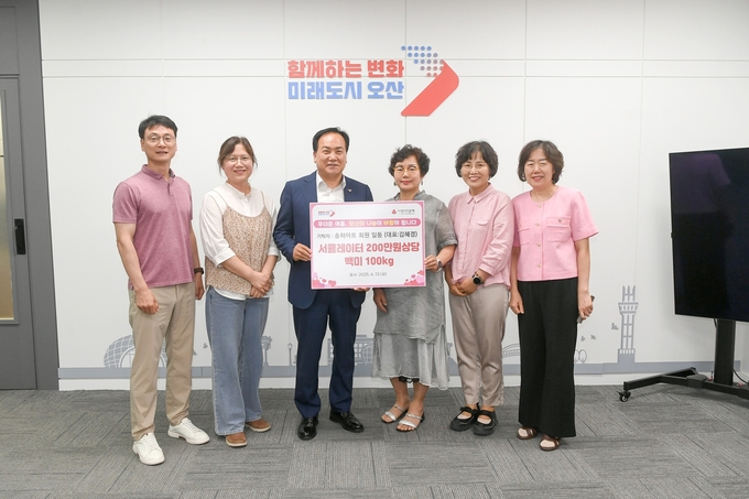 오산시, 송하아트 전시회 수익금·물품 기탁모습. (사진=오산시 제공)