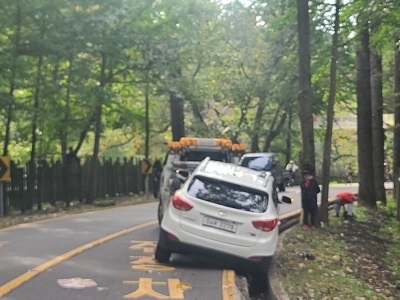 배수로가 노출되어 있어 차량 바퀴 빠짐 사고가 자주 발생했던 현장. (사진=진접파출소 제공)