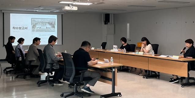 지난 13일 인천시청 회의실에서 열린 ‘인천시립미술관 사전프로젝트 행사 운영 용역’ 착수보고회에 참석한 관계자들이 대화하고 있다. ( 사진 = 인천시 제공 )