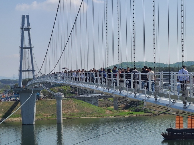 남한강 출렁다리가 정식 개통 45일 만에 누적 방문객 100만 명을 돌파했다. (사진=여주시 제공)