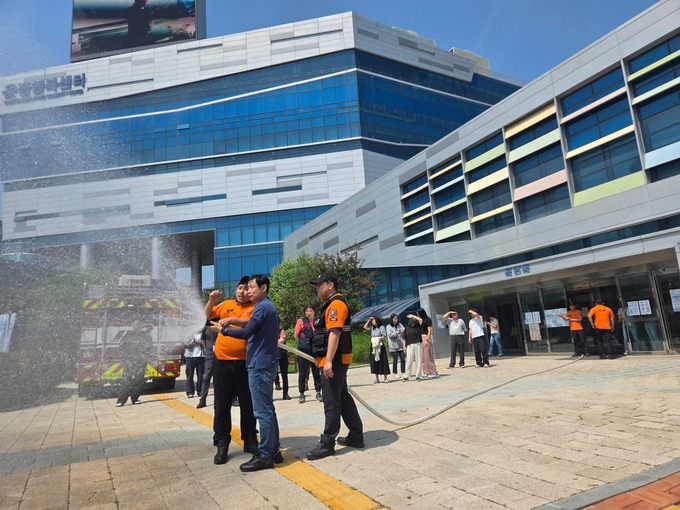 파주도시관광공사와 파주소방서는 화재 발생 대응역령을 강화하기 위한 실전상황 대비 화재진압 훈련을 실시했다. (사진=파주도시관광공사 제공)<br>
