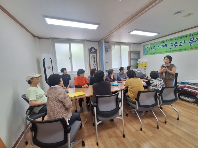주택관리공단(주) 가평읍내관리소가 가평읍내주공아파트 경로당에서 입주민 어르신을 위한 디지털 역량 강화교육을 실시하고 있다. (사진=주택관리공단(주) 가평읍내 관리소 제공)
