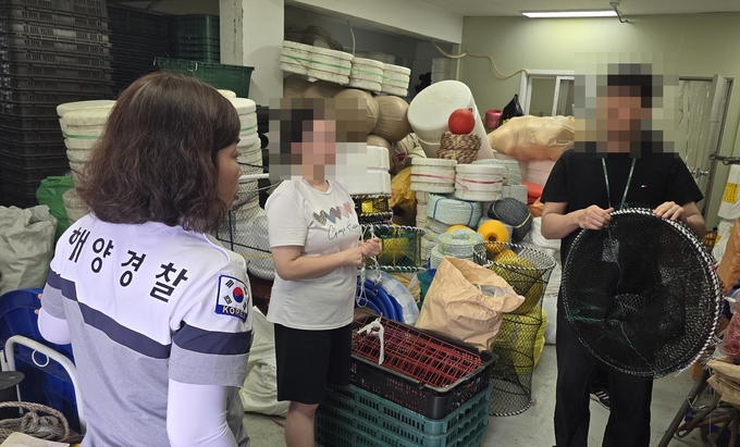 인천해경이 폐어구에 문제가 없는지 점검하고 있다. ( 사진 = 인천해경 제공 )