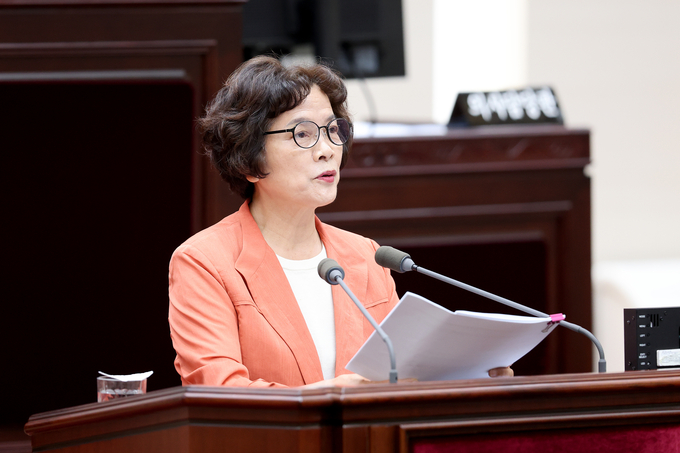 신영희 인천시의원이 16일 열린 제302회 임시회 제2차 본회의에서 시정질의하고 있다. ( 사진 = 인천시의회 제공 ) 