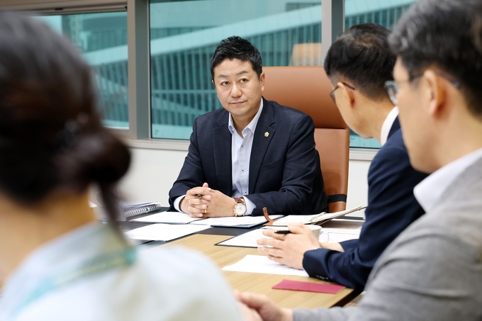 김진경 경기도의회 의장은 16일 경기도의회에서 경기도·경기도교육청 관계자들과 정담회를 갖고 경기지역 대안교육기관 급식비 지원 예산 분담 문제에 대해 논의하고 있다. (사진=경기도의회 제공)