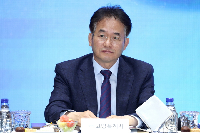 16일 열린 경기도시장군수협의회 제8차 정기회의에서 이동환 고양시장이 국공립어린이집 설치 의무화 조항 개선을 골자로 한 법률 개정을 공식 건의하고 있다.(사진=고양시 제공)<br>
