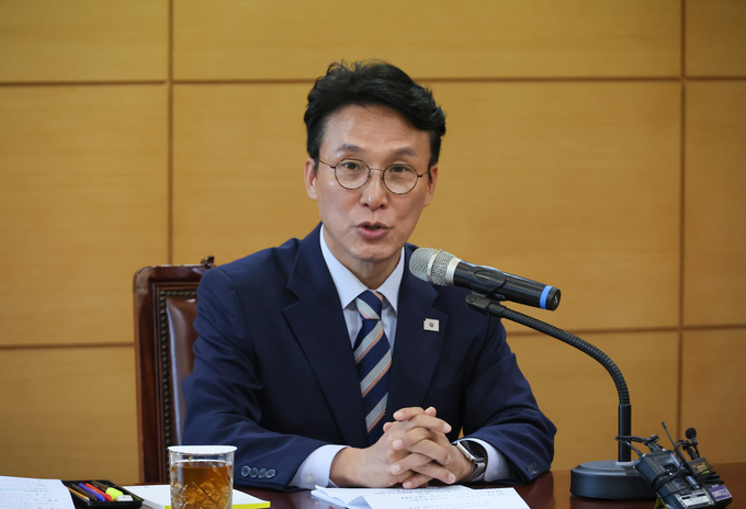김민석 국무총리 후보자가 16일 서울 종로구 통의동 금융감독연수원에 마련된 청문회 준비단 사무실에서 열린 경제·민생분야 부처 업무보고에서 발언하고 있다. (사진=연합뉴스)
