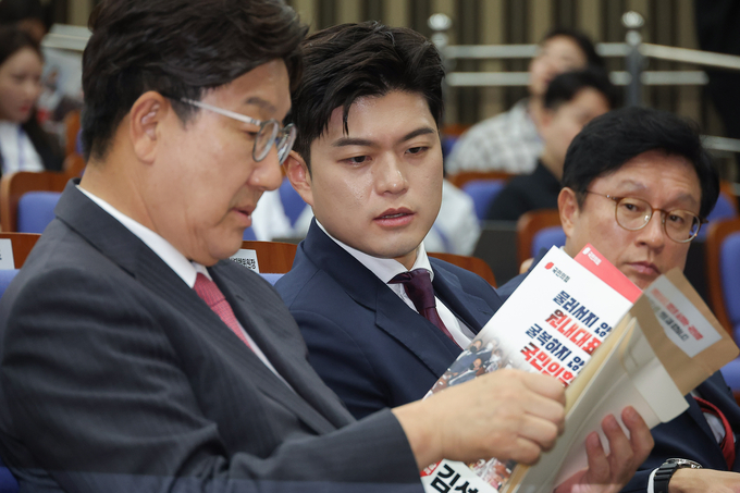 권성동 국민의힘 원내대표와 김용태 비상대책위원장이 16일 국회에서 열린 원내대표 선출 선거 의원총회에 참석해 있다. (사진=연합뉴스)